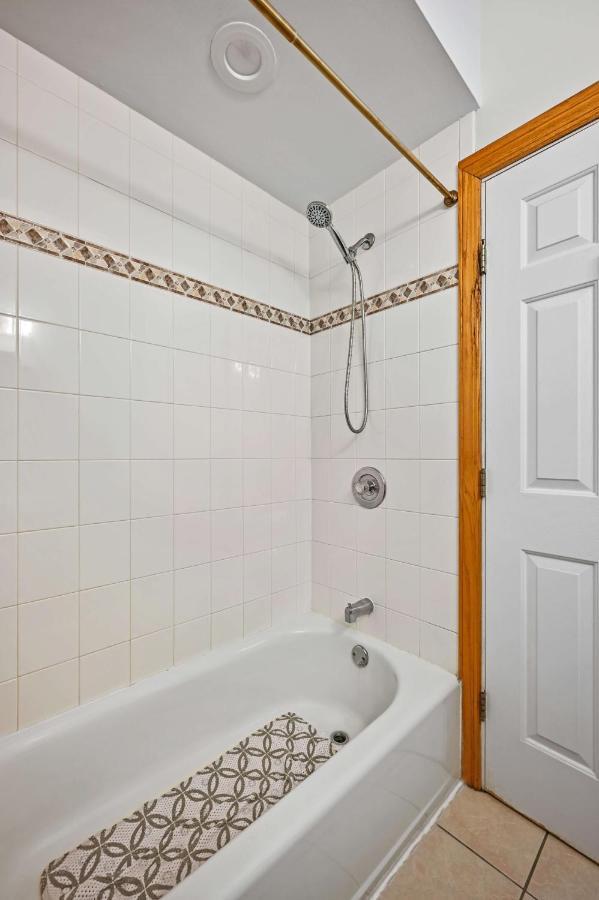 2 Bed Apt W/ Office, Free Parking, Near Wrigley Chicago Buitenkant foto